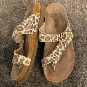 Mephisto Helen Animal Print Buckle Leather Thong Sandals Women's 8 EUR 38